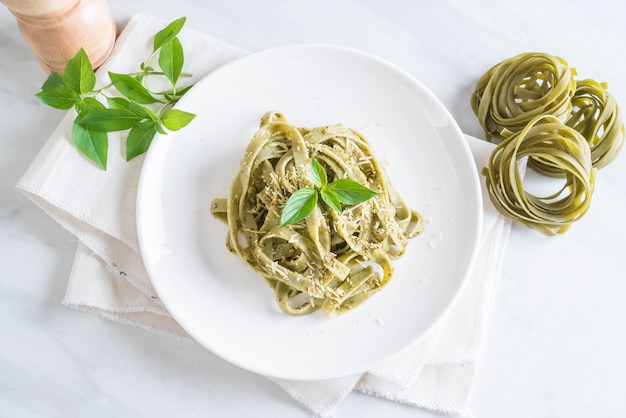 fettuccine di spinaci sul piatto