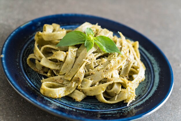 fettuccine di spinaci sul piatto