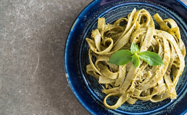 fettuccine di spinaci sul piatto