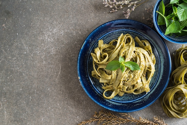 fettuccine di spinaci sul piatto