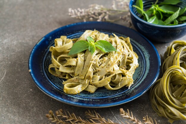 fettuccine di spinaci sul piatto