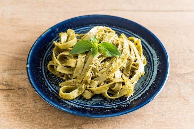 fettuccine di spinaci sul piatto