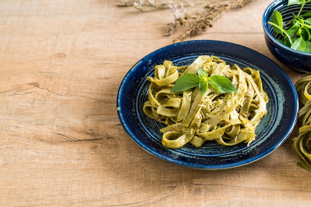 fettuccine di spinaci sul piatto