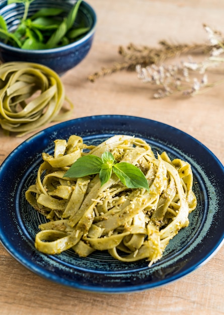 fettuccine di spinaci sul piatto