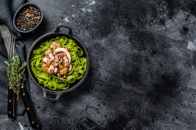 Fettuccine di spinaci verdi con formaggio e frutti di mare