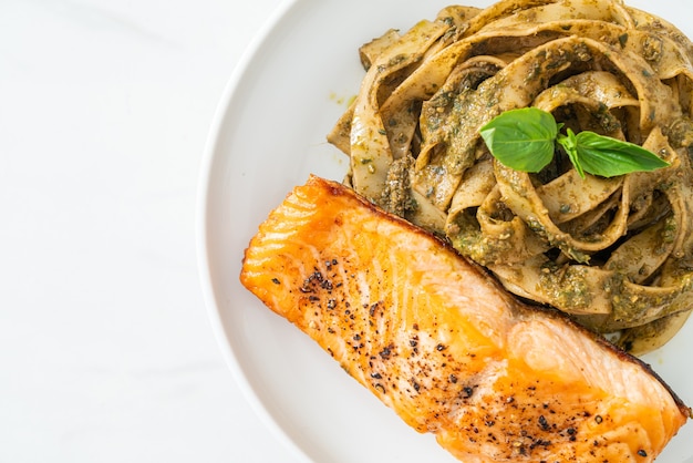 fettuccine fatte in casa al pesto con filetto di salmone alla griglia