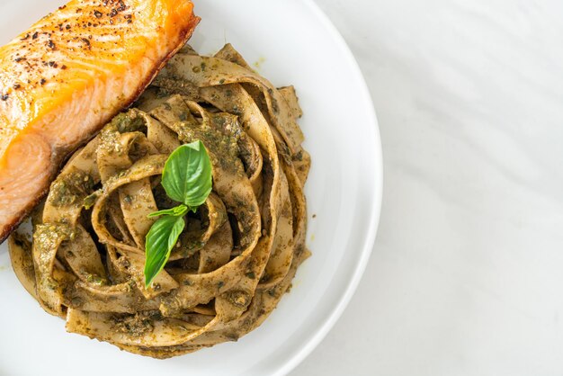 fettuccine fatte in casa al pesto con filetto di salmone alla griglia