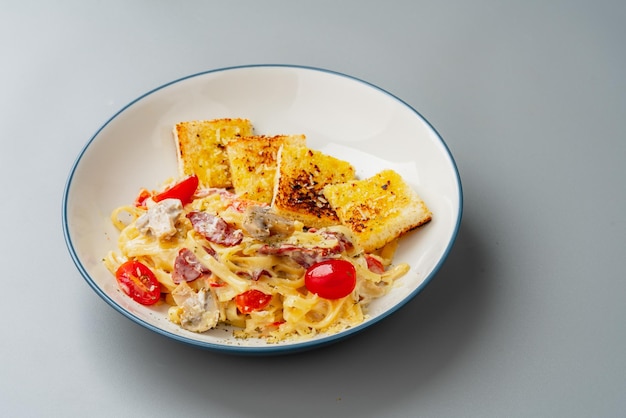 Fettuccine fatte in casa con crema bianca e pane all'aglio