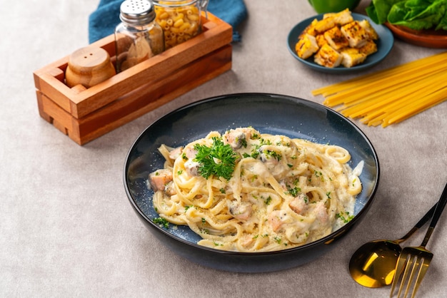 fettuccine fatte in casa con sugo di panna