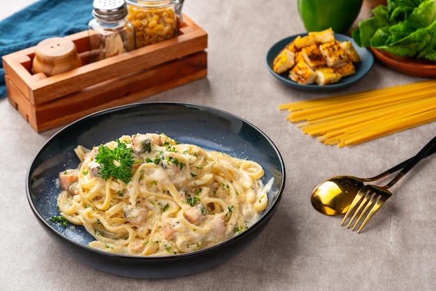 fettuccine fatte in casa con sugo di panna