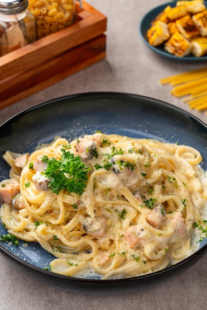 fettuccine fatte in casa con sugo di panna