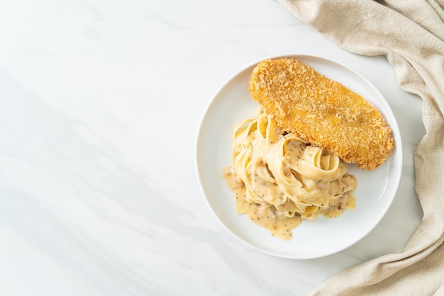 fettuccine fatte in casa salsa di panna bianca con pesce fritto