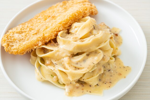 fettuccine fatte in casa salsa di panna bianca con pesce fritto