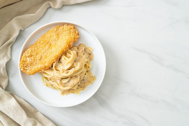 fettuccine fatte in casa salsa di panna bianca con pesce fritto