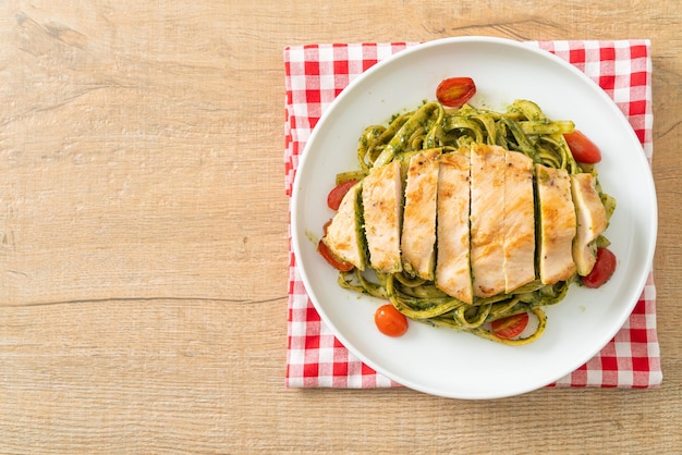 fettuccine fatte in casa spaghetti al pesto con pollo alla griglia