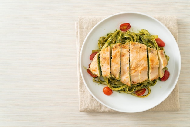 fettuccine fatte in casa spaghetti al pesto con pollo alla griglia