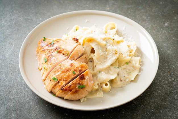 fettuccine fatte in casa sugo bianco cremoso con pollo alla griglia