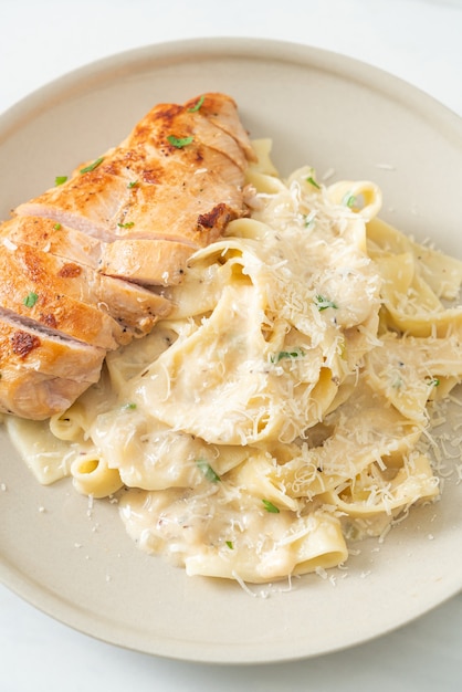 fettuccine fatte in casa sugo bianco cremoso con pollo alla griglia