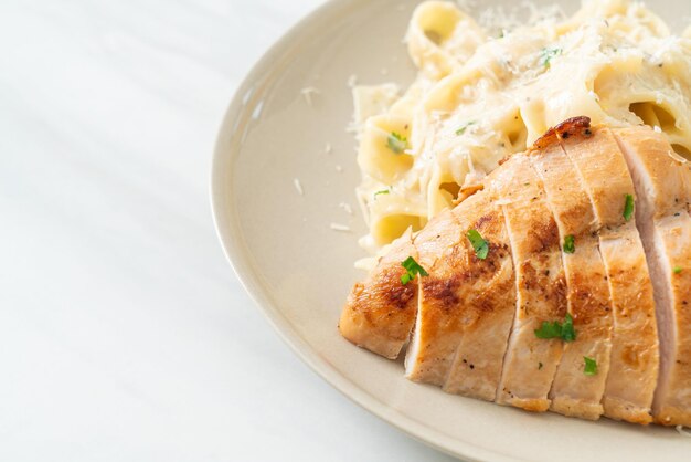 fettuccine fatte in casa sugo bianco cremoso con pollo alla griglia