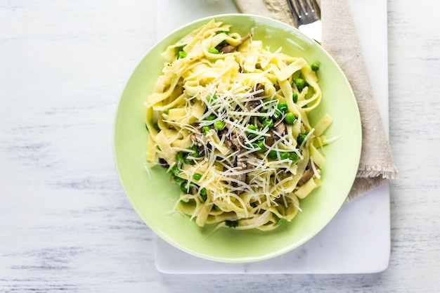 Fettuccine fresche con crema di funghi.