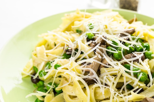 Fettuccine fresche con crema di funghi.