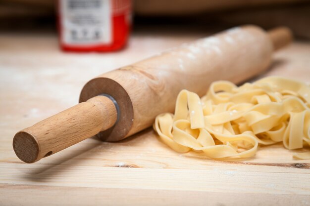 Fettuccine italiane con prezzemolo e peperoncino