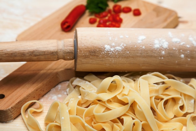 Fettuccine italiane con prezzemolo e peperoncino