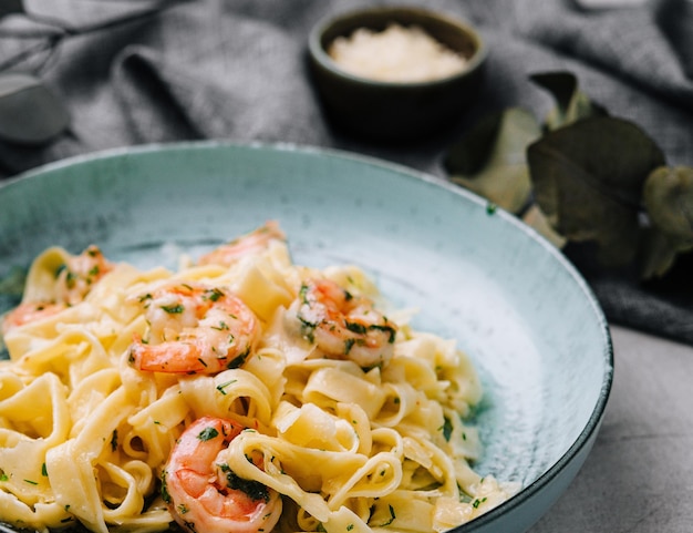 Fettuccine o tagliatelle di pasta italiana con gamberetti