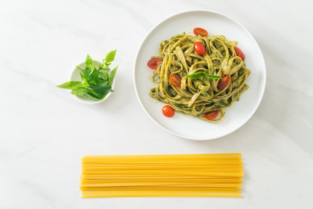 fettuccine spaghetti al pesto e pomodori - stile vegano e vegetariano