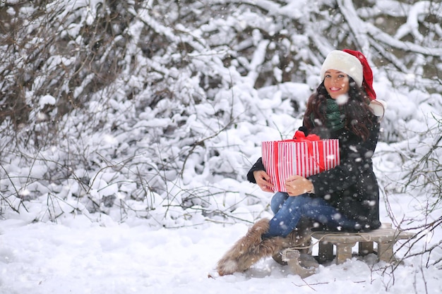 Fiaba invernale una giovane madre e sua figlia vanno in slitta nella foresta