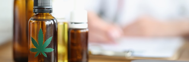 Fiale di olio di marijuana sono sul tavolo in studio medico