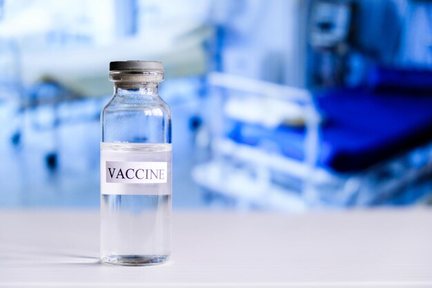 Fiale di vaccino covid su un banco di laboratorio combattono la pandemia di coronavirus sarscov coronavirus ncov...