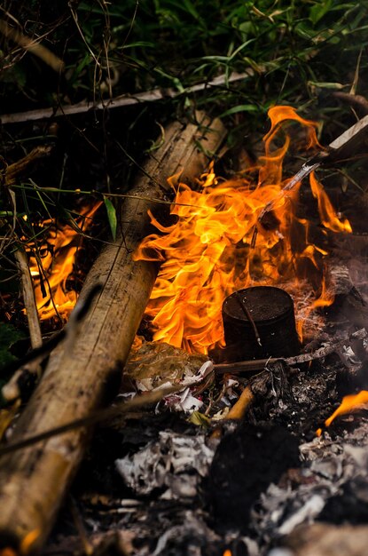 Fiamma calore fuoco sfondo astratto sfondo nero concetto di fiamma realistico