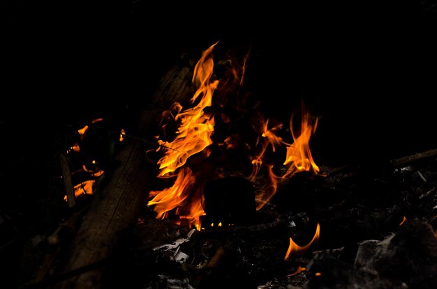 Fiamma calore fuoco sfondo astratto sfondo nero concetto di fiamma realistico