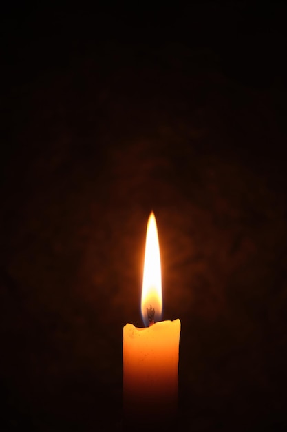 Fiamma candela nera backgroundConcept memoria e dolore