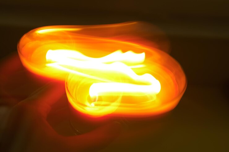 Foto fiamma di candela che galleggia nel buio. lunga esposizione