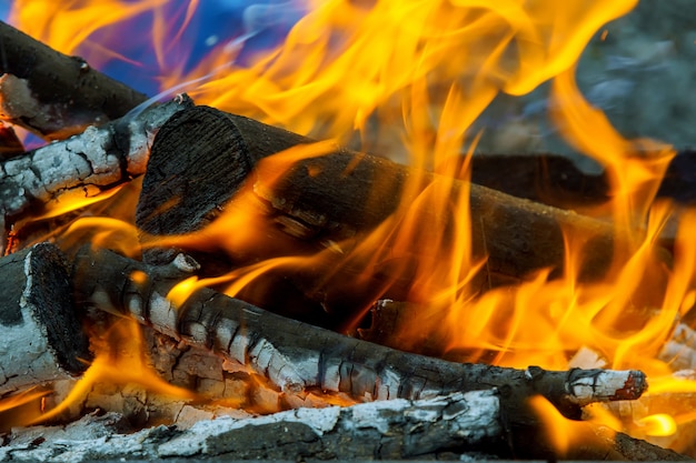 Fiamme accese e carbone incandescente nel barbecue, immagine HDR