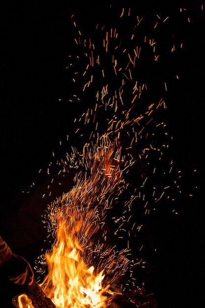 fiamme di fuoco con scintille sul nero