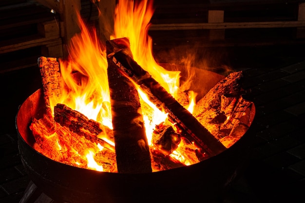 Fiamme di un falò che brucia di notte Carboni e fiamme di un fuoco notturno