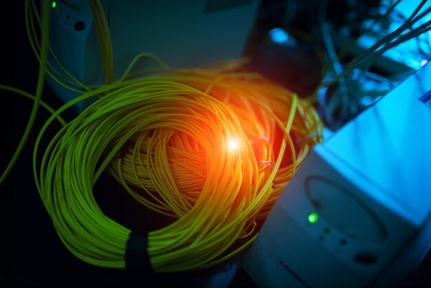 fibra ottica con server in un centro dati tecnologico