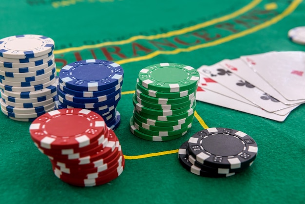 Fiches da poker con carte da gioco sul tavolo per il blackjack. Casinò e gioco d'azzardo