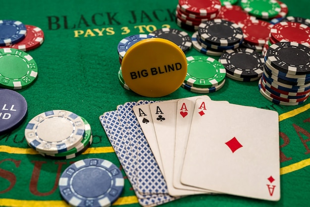 Fiches da poker con carte da gioco sul tavolo verde del casinò