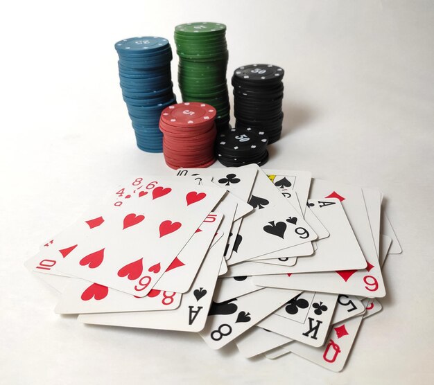 Fiches da poker e carte da gioco su sfondo bianco Concetto di gioco di poker