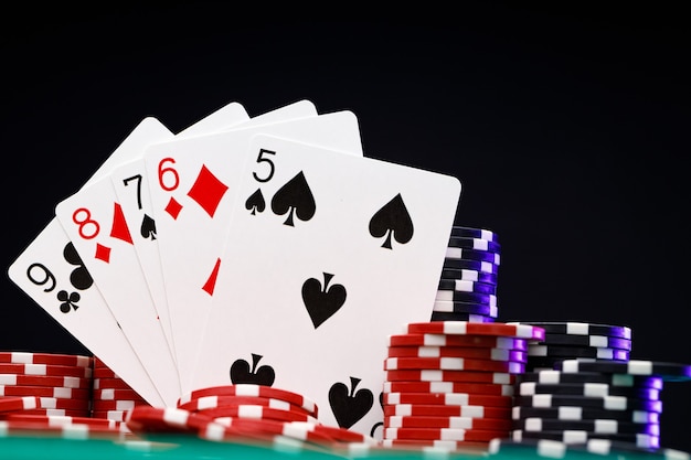 Fiches da poker e carte da gioco sulla superficie nera