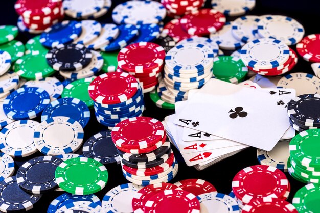 Fiches da poker e carte da gioco