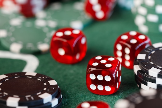 Fiches da poker e dadi sul tavolo verde