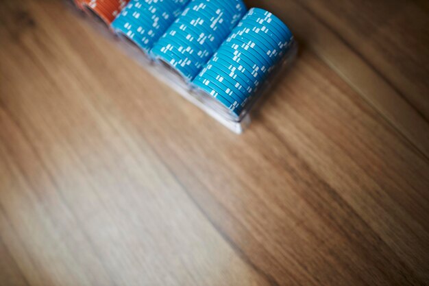 Fiches da poker pezzi da gioco colorati giacciono sul tavolo da gioco nella pila Fiches colorate del casinò