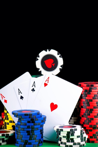 Fiches da poker su un tavolo da gioco verde