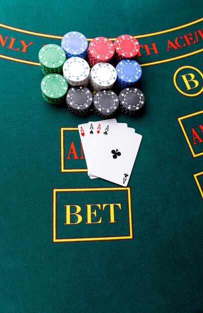 Fiches da poker su un tavolo da poker al casinò. Avvicinamento. quattro assi, una combinazione vincente. Vincitore delle patatine