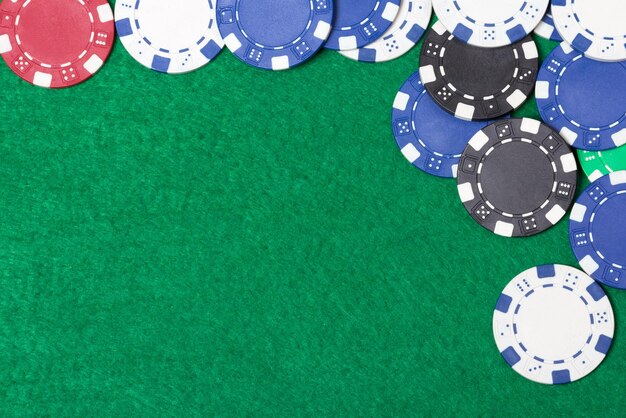 Fiches da poker su uno sfondo verde del tavolo del casinò